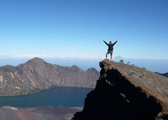 Gunung Rinjani Terletak di Pulau Lombok, Istana Dewi Anjani Ada di Puncaknya!