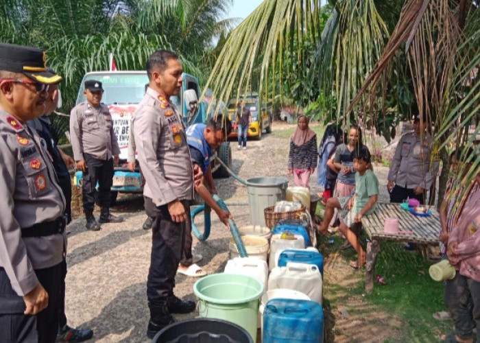 Kekeringan Melanda, Kapolres Empat Lawang Salurkan Bantuan Air Bersih untuk Warga Tanjung Kupang