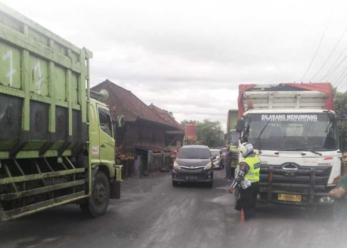 Kerusakan Lingkungan, Macet Belasan Jam Hingga Keluhan Sesak Napas, Dampak Truk Batu Bara Luar Biasa!