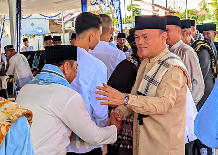 Warga dan ASN Padati Lapangan Pemkab, Bupati Joncik Serukan Persatuan di Hari Raya Idul Fitri 1447 H
