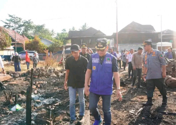 Bupati Joncik Muhammad Tinjau Korban Kebakaran di Muara Danau, Serahkan Bantuan dan Pastikan Warga Tak Sendiri