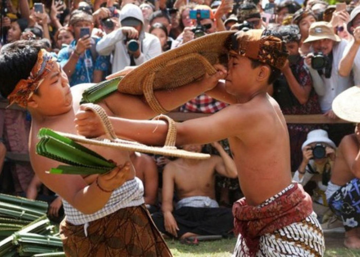 Perang Pandan: Tradisi Penghormatan kepada Dewa Indra di Bali Simak Disini Asal Usul dan Maknanya 