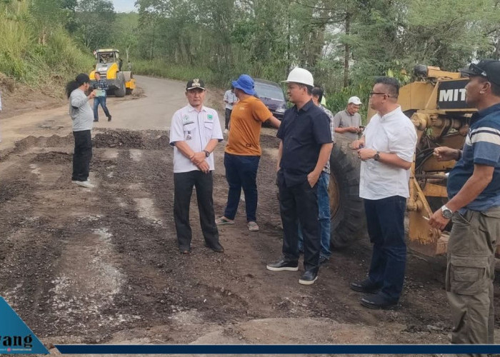 Jalan Rusak 5 Tahun di Empat Lawang Akhirnya Diperbaiki, Warga Sambut dengan Antusias
