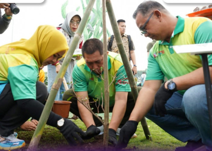 Wali Kota Pagar Alam Tanam Pohon di Surabaya, Tegaskan Komitmen Lingkungan Lewat Munas APEKSI VII