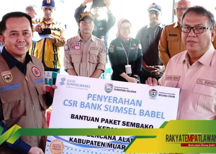 Pj Gubernur Sumsel Tinjau dan Bantu Korban Banjir di Muara Enim
