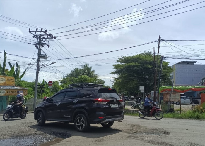 Aspal Jalan Simpang Lembayung Lahat Terkelupas, Pengendara Was-was