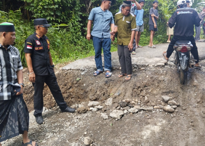Pj Bupati Empat Lawang Tinjau Jalan Longsor Warga Kesulitan Kepala Desa Berharap Perhatian Khusus