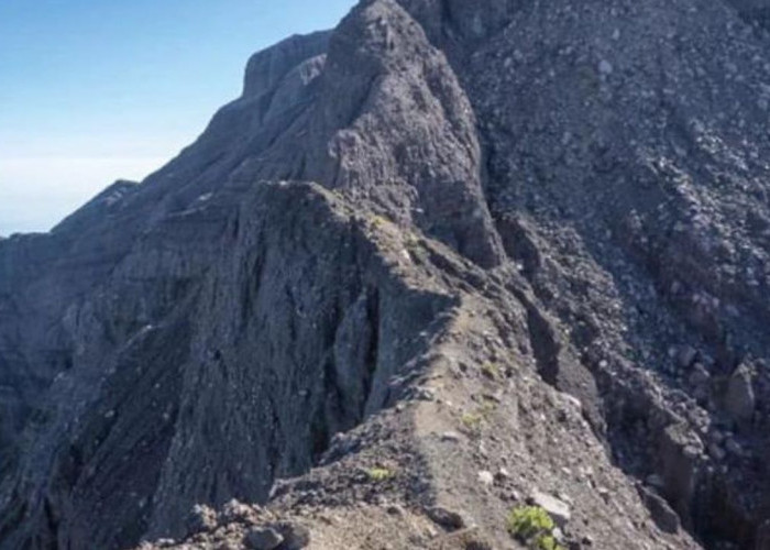 Menantangnya Jalur Pendakian 'Shiratal Mustaqim' Menuju Puncak Gunung Raung