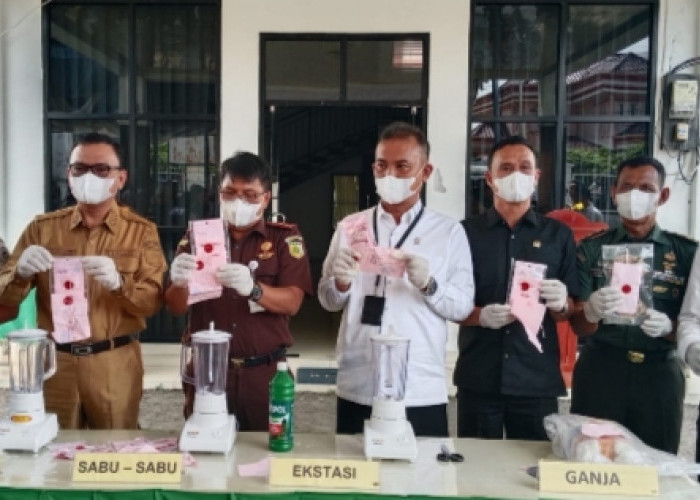 Kejari Empat Lawang Musnahkan Barang Bukti 45 Perkara, Sabu, Ganja hingga Senjata Tajam Dimusnahkan