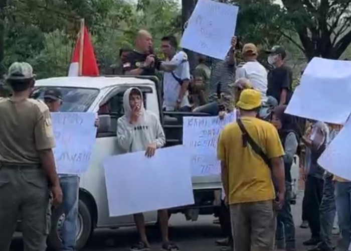 Puluhan Warga Empat Lawang Gelar Aksi Damai di Depan Kantor Bawaslu, Tuntut Transparansi Pilkada