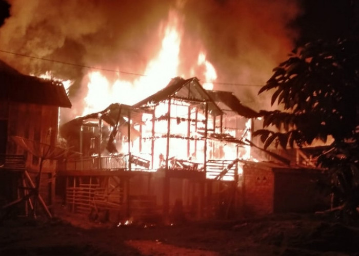 BREAKING NEWS: Kebakaran Hebat Melanda Talang Padang, 8 Unit Rumah Warga Habis Terbakar