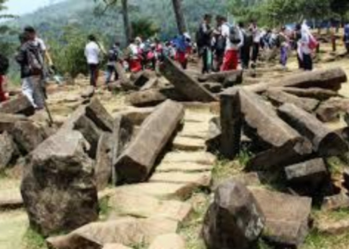 Misteri Situs Gunung Padang, Jejak Bekas Letusan Gunung Purba Karyamukti, Terdapat Banyak Batu Aneh dan Unik