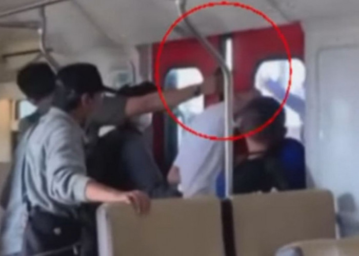 Kok Bisa? Viral Video Pendek Kepala Penumpang Stasiun Ini Terjepit Pintu Kereta