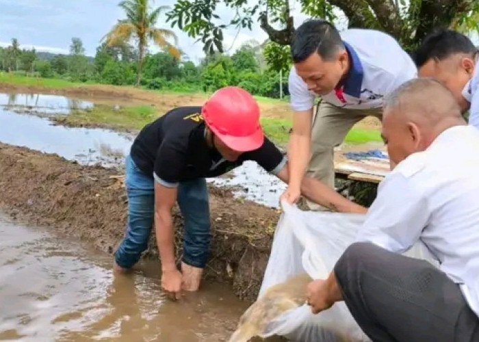 Pelaksanaan Program Asta Cita Presiden, Kalapas Empat Lawang Tebar Benih Ikan Nila di Kolam SAE