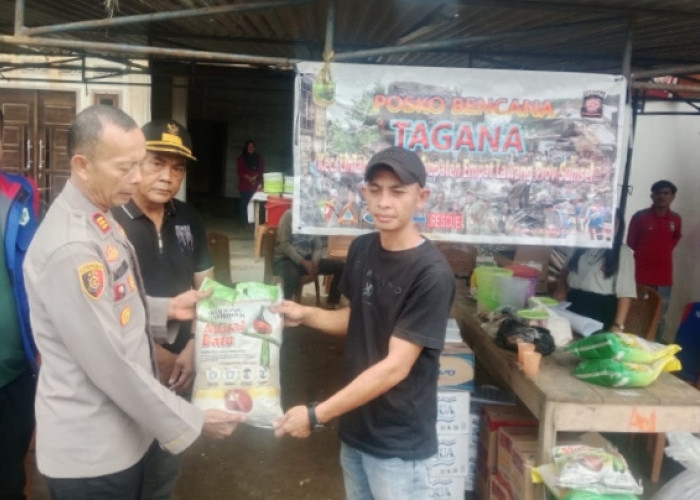 Kapolsek Lintang Kanan dan Camat Salurkan Bantuan Beras untuk Korban Kebakaran di Desa Muara Danau