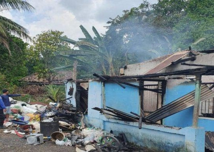 Tragis! Rumah Pengepul Rongsokan Ludes Terbakar, Uang Tunai Rp20 Juta Hangus Bersama Impian Keluarga