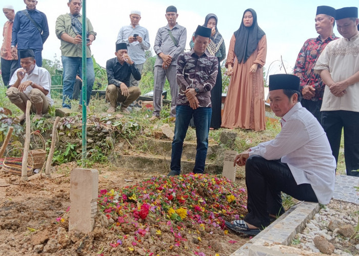 Pemakaman Ferry Maulana, Adik Kandung Mantan Wabup Empat Lawang Yulius Maulana Penuh Haruh dan Hikmat