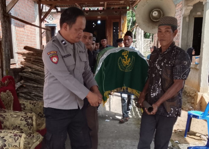 Wujud Nyata Kepedulian Polri kepada Masyarakat, Polsek Muara Pinang Antar Jenazah Warga ke TPU   