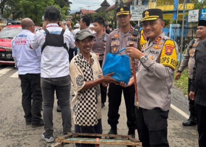 Kapolres Pagar Alam dan Jajaran Bagikan Takjil untuk Masyarakat di Bulan Ramadhan