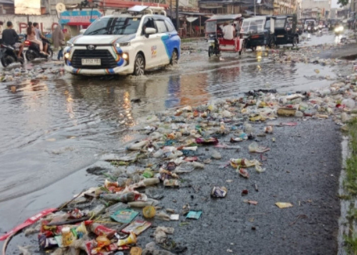 Hujan Deras Picu Banjir dan Tumpukan Sampah Kepung Pusat Kota Tebing Tinggi, Warga Desak Penanganan Serius