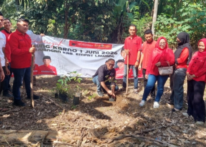 Peringati Bulan Bung Karno, PDIP Empat Lawang Bagikan Ratusan Sembako dan Tanam Pohon Buah untuk Warga