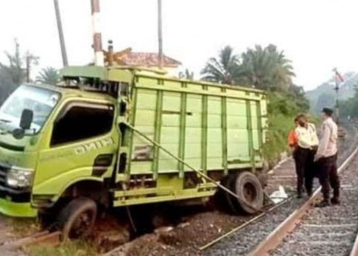 Truk Hino Ringsek Dihajar Kereta Api Babaranjang, Sopirnya Cuma Lecet di Jari Manis
