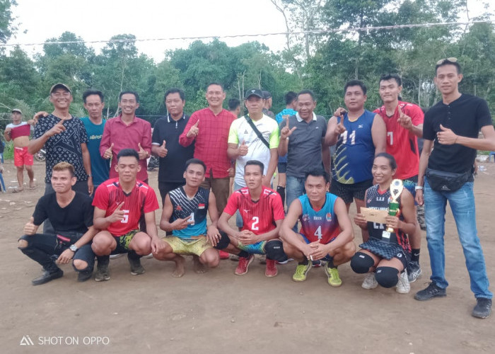 Penyengat Hitam Juarai Turnamen Bola Voli Tanjung Kupang Baru