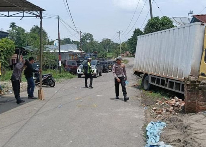 Truk Rem Blong Tabrak Mobil Kijang dan Warga, 1 Orang Tewas