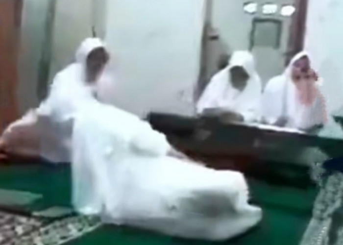 VIDEO VIRAL!! Ibu-ibu Pengajian Meninggal Dunia Saat Lantunkan Ayat Suci Alquran