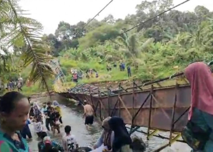 Jembatan Gantung Batu Pepeh Putus Saat Tahun Baru, Puluhan Wisatawan Terjun Bebas ke Sungai