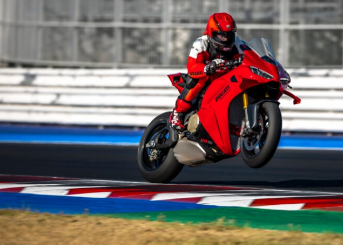 Ducati Panigale V4 2027 Punya Senjata Baru! Knalpot Akrapovič Pangkas Bobot 6,6 Kg dan Tambah Tenaga
