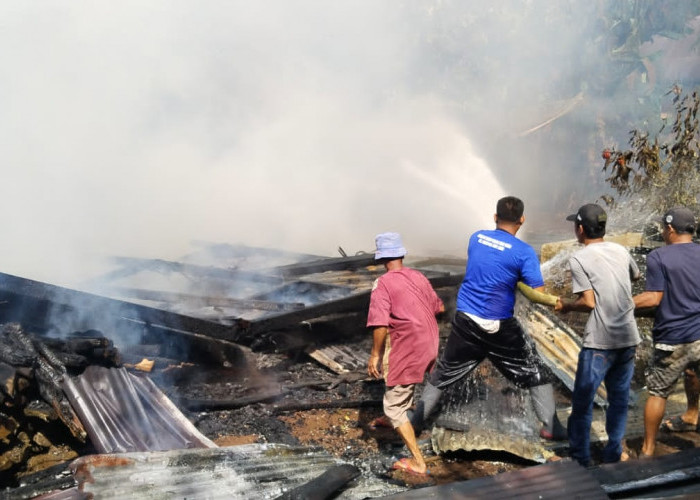 BREAKING NEWS!: Kebakaran Menghanguskan Satu Rumah di Desa Gunung Meraksa Lama