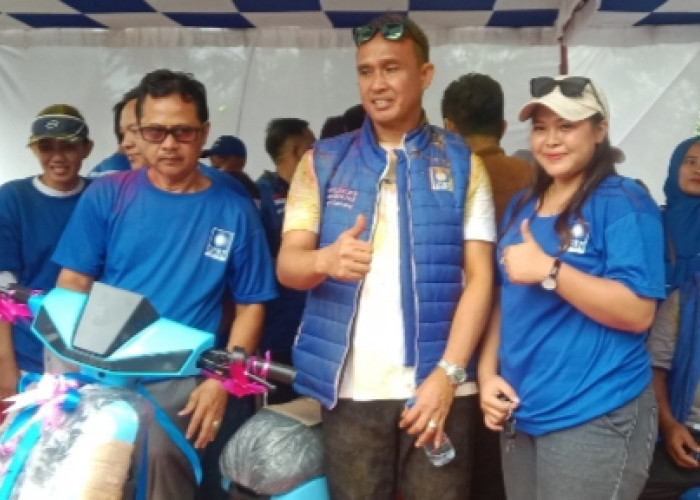 Dua Ibu Rumah Tangga Dapat Motor Listrik di HUT PAN ke-27 Empat Lawang