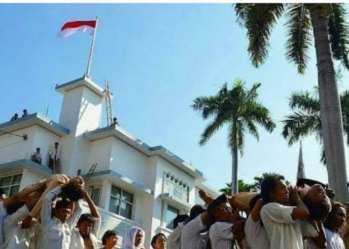 Hotel Majapahit Surabaya: Kesaksian Misterius pada Perjuangan Kemerdekan, Ada penampakan Hantu Belanda Berdans