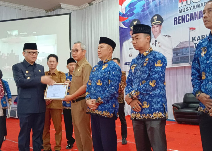 Kinerja Melejit! Inspektorat Empat Lawang Sabet Juara 1, Bupati Joncik Serahkan Penghargaan di Musrenbang 2026