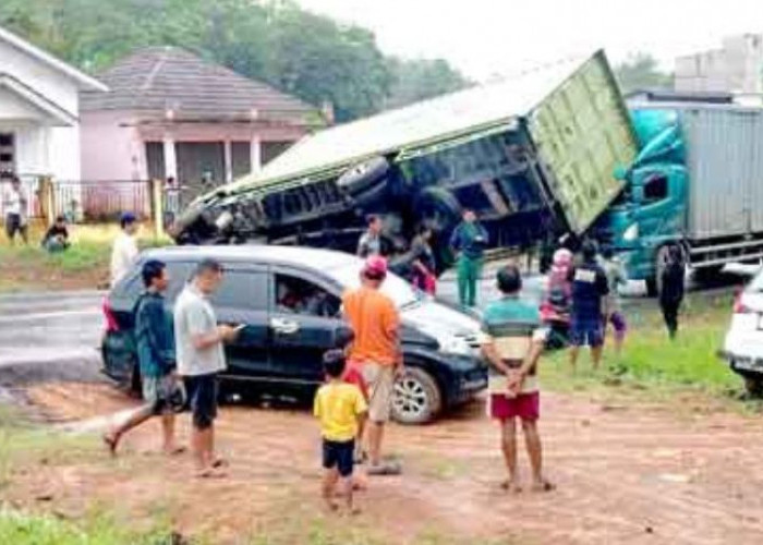 Jalintim Palembang-Jambi Macet Sejam, Truk Boks Terguling Melintang di Tengah Jalan