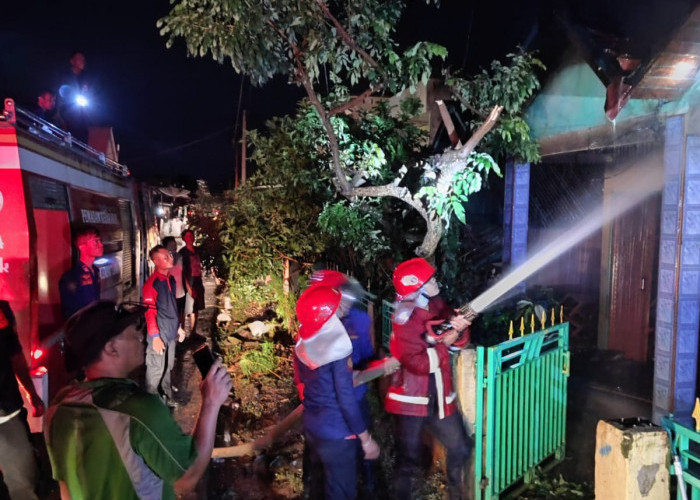 BREAKING NEWS: Perumnas MTs Kebakaran, Satu Unit Rumah Hangus