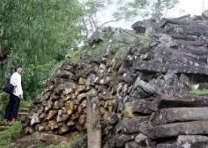Mengungkap Misteri Batu Listrik di Situs Gunung Padang Jejak Tersembunyi di Kompleks Punden Berundak Kuno