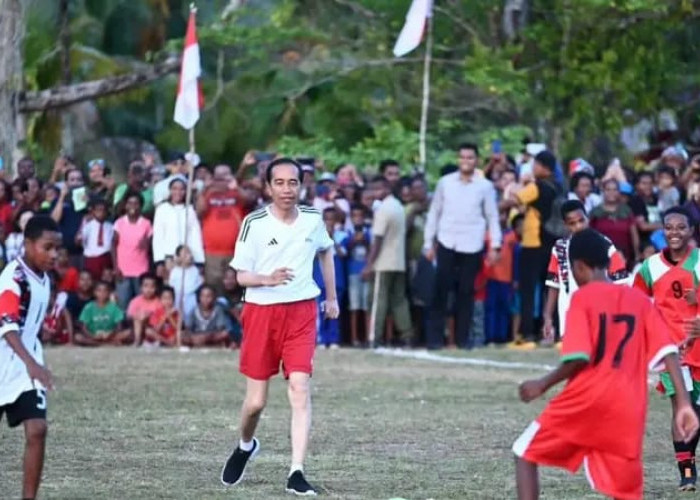 Presiden Jokowi Bermain Sepak Bola di Papua, Dapat Apresiasi dari Presiden FIFA
