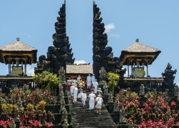 Cerita Mistis Pura di Bali: Ada Naga Melilit Gunung Mandara