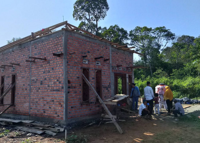 Tradisi Naik Bubungan di Empat Lawang, Filosofi Unik di Balik Penaikan Kayu Bubungan Atap Rumah