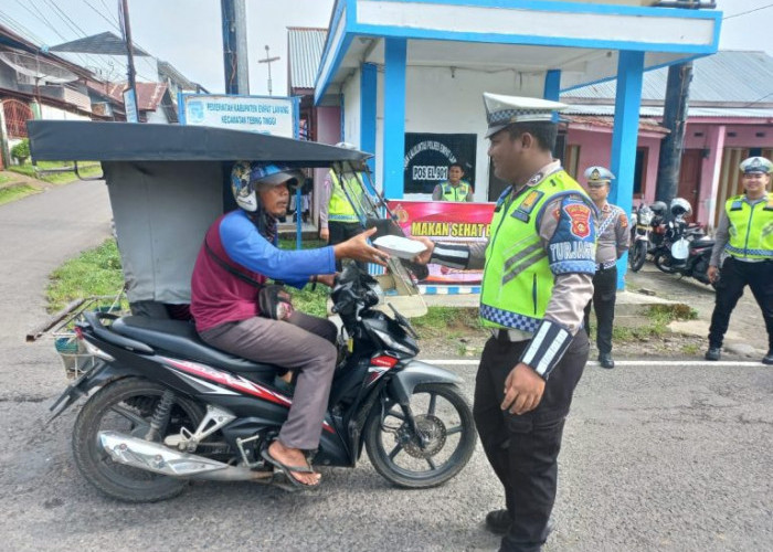 Polres Empat Lawang Bagi-Bagi Makan Sehat di Jalan Lintas Sumatera, Warga Tebing Tinggi Antusias!