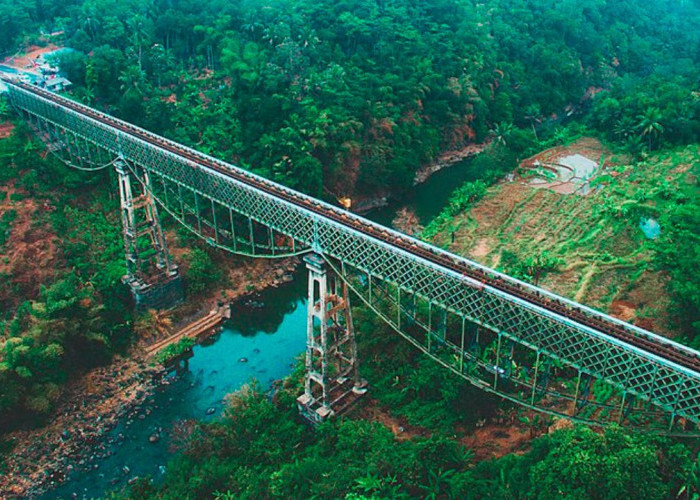 Jembatan Cirahong: Menghubungkan Dua Kabupaten dengan Cerita Mistis