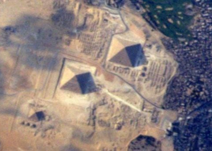 Foto yang Menakjubkan dari Piramida Mesir Diambil dari Luar Bumi