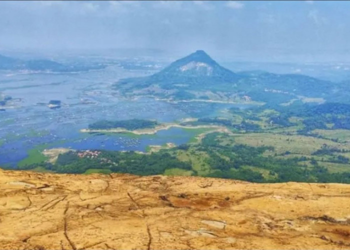 Melihat Dunia dari Puncak Gunung Lembu: Pemandangan Waduk Jatiluhur yang Mengagumkan