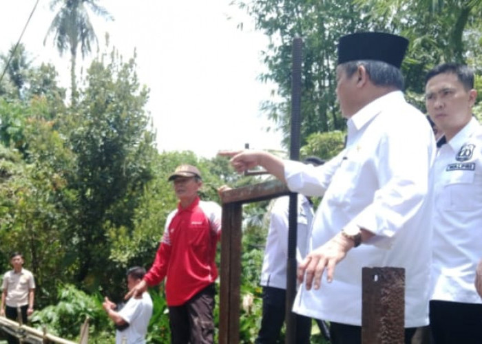 Bupati Lahat BZ Tinjau Irigasi di Tanjung Payang, Pastikan Pasokan Air Sawah Lancar