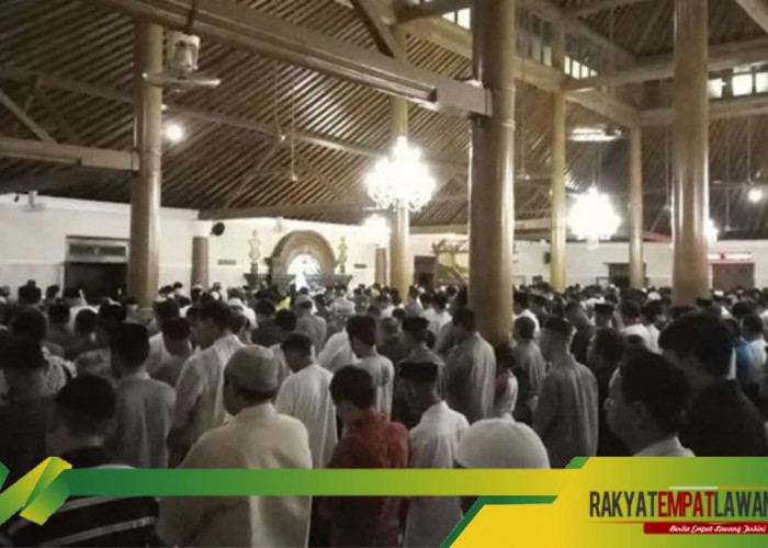 Tradisi Unik di Masjid Agung Surakarta, Dua Jemaah, Satu Masjid