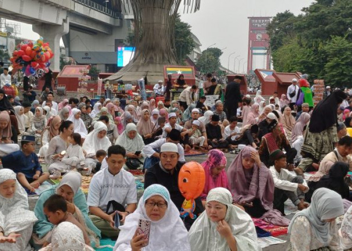 Jemaah Shalat Ied Tumpah ke Ampera, Ribuan Umat Penuhi Masjid Agung Palembang