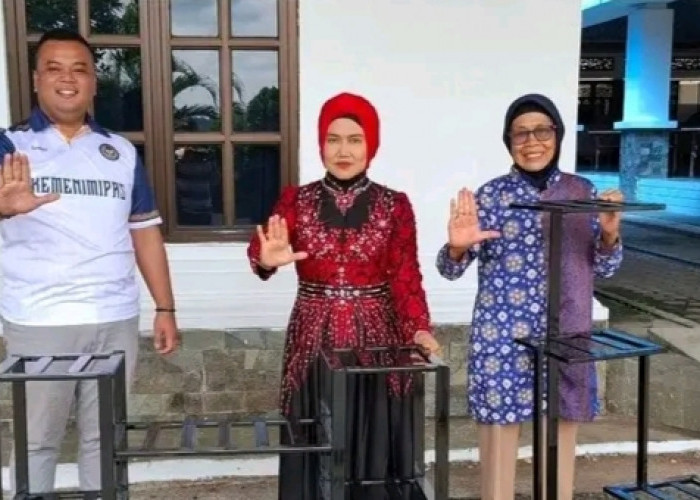 Lapas Empat Lawang Serahkan Produk Unggulan Rak Standing Pot Bunga kepada Ketua PKK Kabupaten Empat Lawang