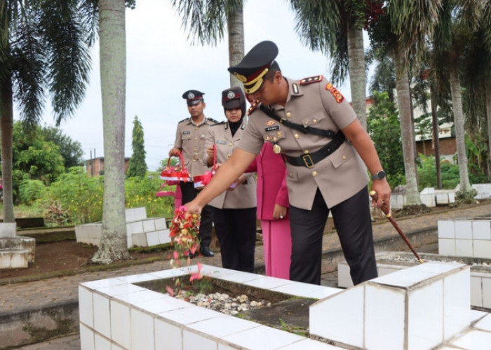 Kapolres Mura Lakukan Tabur Bunga di Makam Pahlawan, Dalam Rangka HUT Bhayangkara ke-77